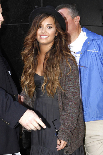 Singer+Demi+Lovato+wearing+fedora+grey+tunic+43Brd3Z9U4Vl