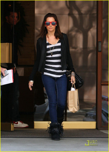 ashley-tisdale-red-sunglasses-06