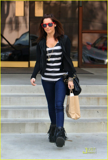 ashley-tisdale-red-sunglasses-08
