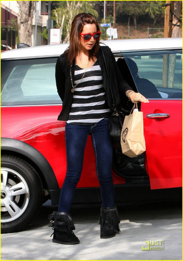 ashley-tisdale-red-sunglasses-10