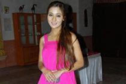 66251260_OQQURXC - sara khan 3