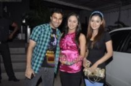 66270387_FDGZWOU3 - sara khan 3