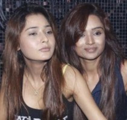 66270388_KQRTGVX3 - sara khan 3