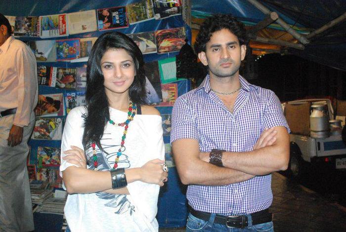 432355_131306100330822_100003542989903_119297_306495656_n - Jennifer Winget poze rare