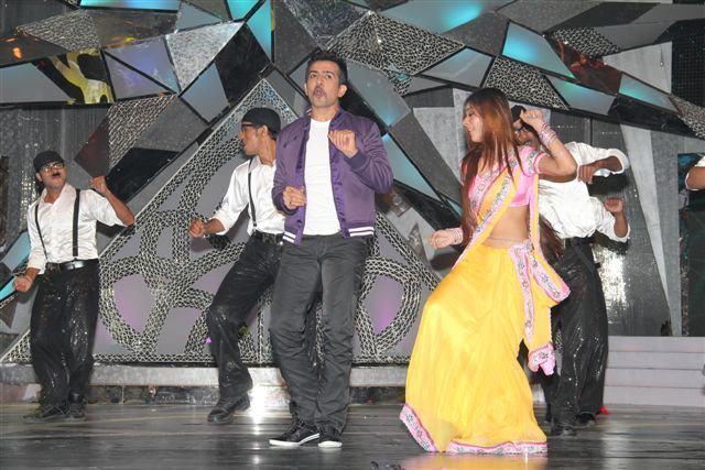 Sara Khan in Love [252]