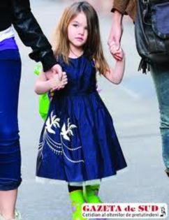 mama cine este fata aia ? se uita urat la mine!!