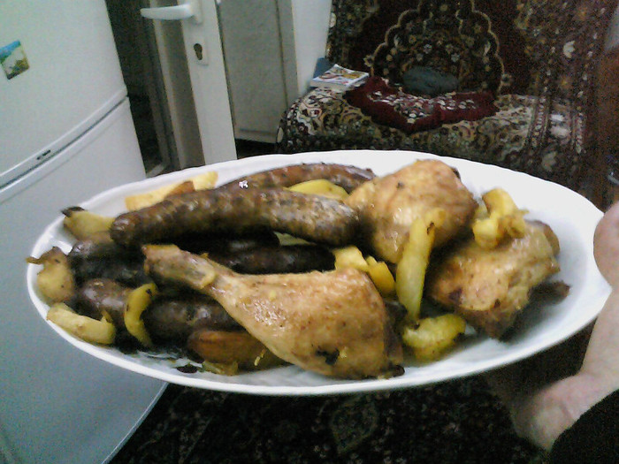 cartofi,pulpe si carnati la cuptor.