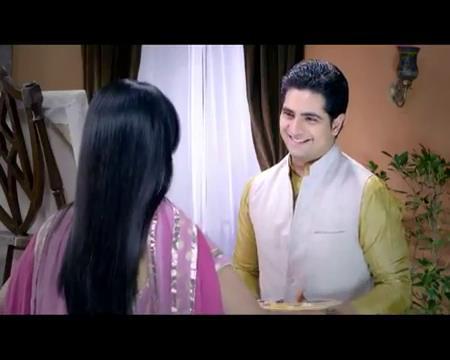 375204_342093632483645_245333385493004_1379655_282296580_n - NaKsh in Dulux Paint Ad  Apne Rang Chalkne Do