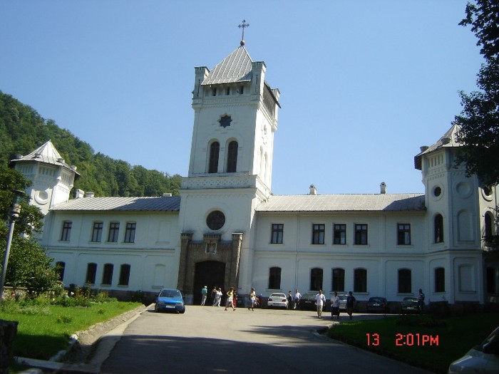 25 - la manastirea Tismana