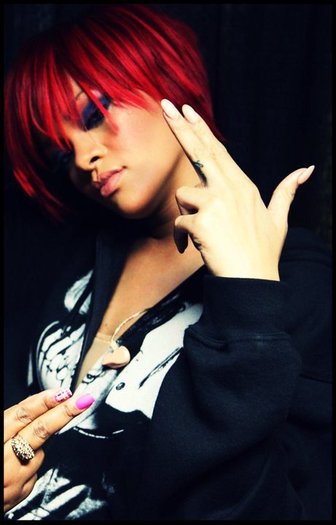 44788_142824445758337_142822625758519_211468_1360928_n - Rihanna