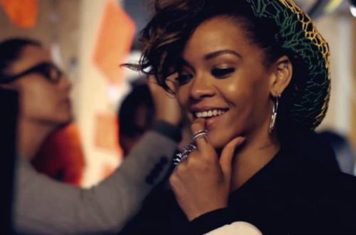 381068_302261749814605_142822625758519_907118_448357589_n - Rihanna