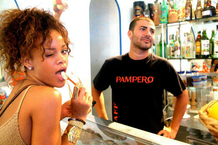 390360_293954270645353_142822625758519_887495_233026953_n - Rihanna