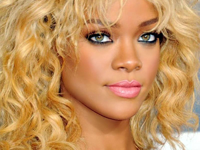 395202_348970308477082_142822625758519_1029571_867468335_n - Rihanna