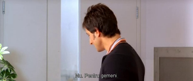 - se intoarce sa iasa pe usa -