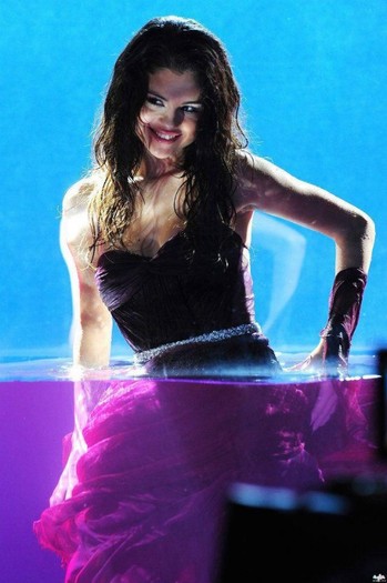 381460_221502667933289_100002206732112_491325_2024145046_n - selena gomez