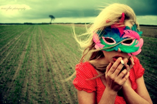 le fura hainele si se ascund.