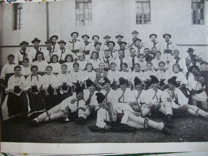 TINERETUL DIN SATUL ARDELENESC  PALOS ,IN ANII '30 IN COSTUME DE SARBATOARE . IN CENTRU CERNEA GHEOR