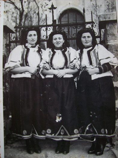 Neveste din Palos,VOCILA EUGENIA ,OLARU EUGENIA si ITU MARGARETA ,legate la cap ,cu ii ,cu pieptare 