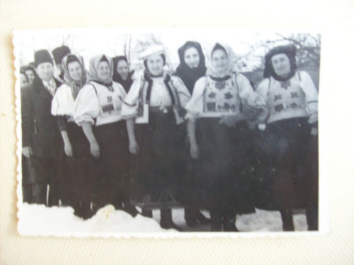 NEVESTE ,FEMEI CASATORITE IN COSTUME POPULARE DIN PALOS .E .