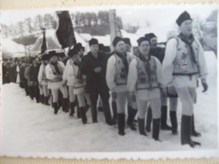 BARBATI ,CASATORITI IN COSTUME POPULARE  DIN PALOS .