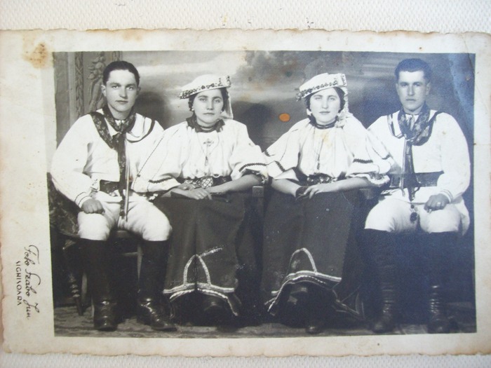 TINERI PERECHI -CASATORITI - barbatii poarta cravata cu inel ,batista la serpar,la care nu mai poart