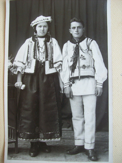 ANUL 1937 SOTUL ,PAVEL SI SOTIA MARIA IN PORT SPECIFIC ZONEI  COHALMULUI ...