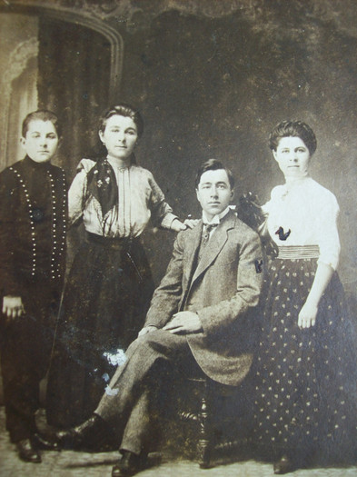 VASILE  SICA  ,ANA SICA ..ANETA   VOCILA  SI GHEORGHE VOCILA