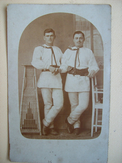 Anul  1927 FORSEA V si  ..feciori paloseni in frumoase costume populare romanesti specifice Palosulu