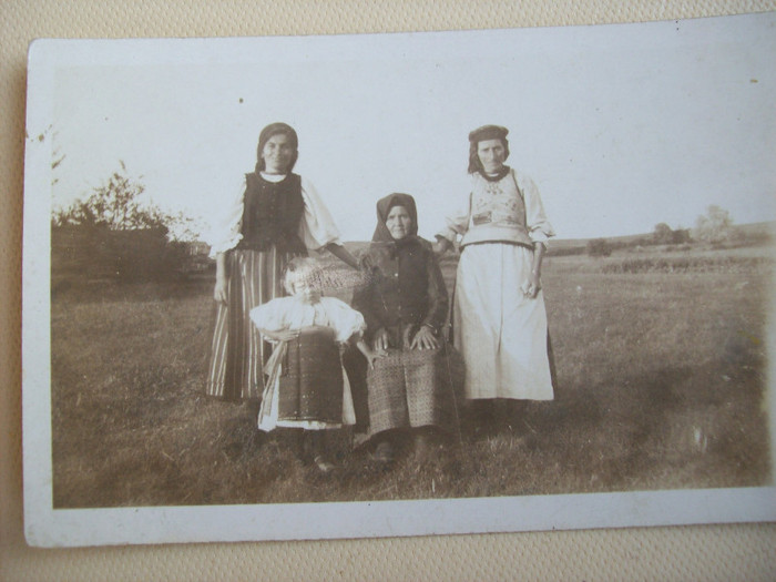 TREI GENERATII DE FEMEI DIN SAT ,