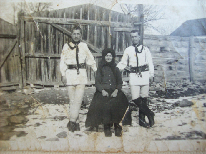 MAMA  CU CEI DOI FII ,GHEORGHE SI IOAN ULITA . - O  schita monografica a  satului PALOS ARDEAL