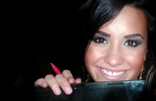 419137_191186317662676_100003139266273_304994_1698128219_n - Demi Lovato Facebook