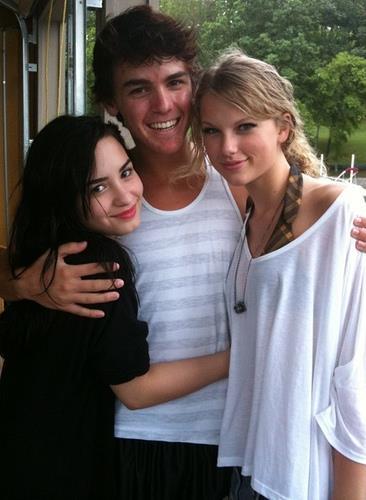 427170_188552731259368_100003139266273_297553_789587024_n - Demi Lovato Facebook