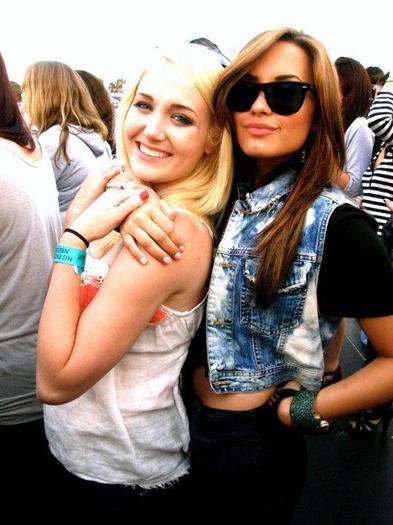 429101_188519051262736_100003139266273_297341_1196864560_n - Demi Lovato Facebook