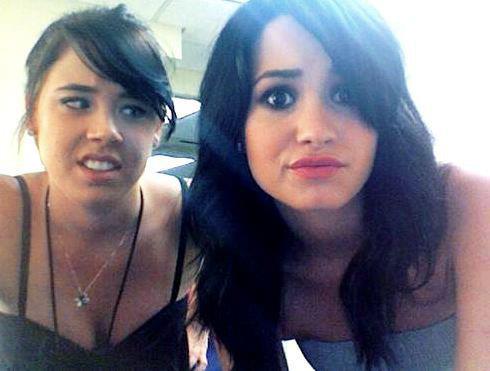 429793_188517121262929_100003139266273_297332_77248602_n - Demi Lovato Facebook