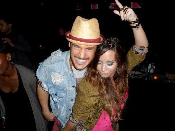 429847_190381741076467_100003139266273_302023_120113209_n - Demi Lovato Facebook