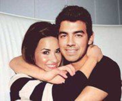 430068_186173294830645_100003139266273_291924_898995468_a - Demi Lovato Facebook
