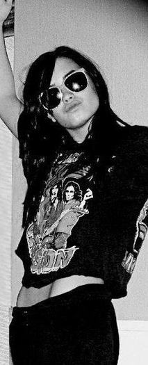 430750_190217111092930_100003139266273_301500_755165483_n - Demi Lovato Facebook