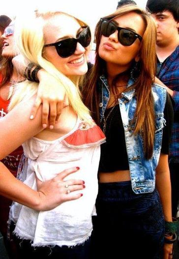431012_188519224596052_100003139266273_297342_363842061_n - Demi Lovato Facebook