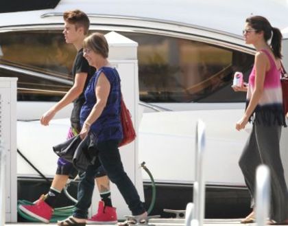 normal_Fishing11Mar12 - Zz-Fishing with Justin in Florida March 11 2012 Selena Gomez