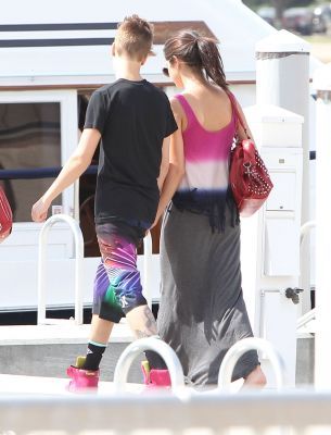 normal_Fishing11Mar12_05 - Zz-Fishing with Justin in Florida March 11 2012 Selena Gomez