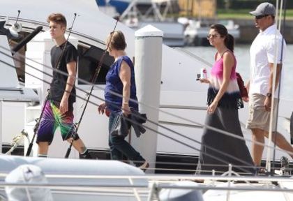 normal_Fishing11Mar12_08 - Zz-Fishing with Justin in Florida March 11 2012 Selena Gomez
