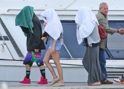 normal_Fishing11Mar12_12 - Zz-Fishing with Justin in Florida March 11 2012 Selena Gomez