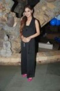 61538751_LKMGOIF - sara khan