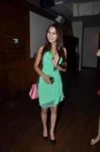 62110981_WXDYFHW2 - sara khan