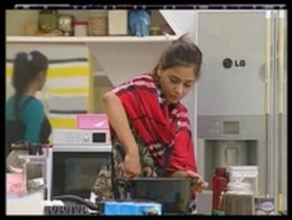 62952000_SFTJLQZ3 - sara khan