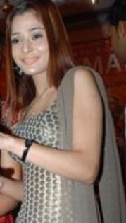 61977888_OIMAKHM2 - sara khan 1