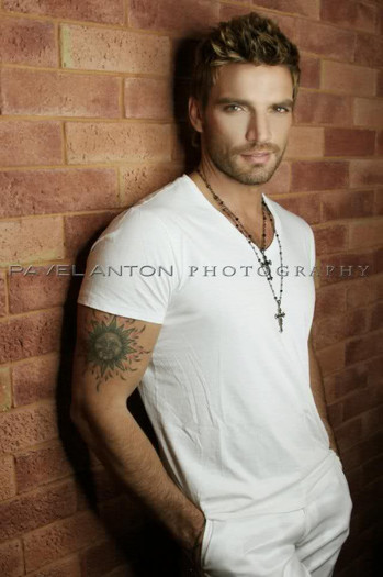  - Julian Gil