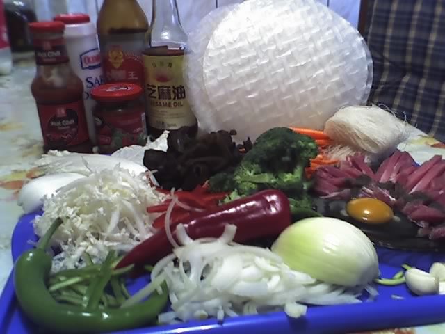 21-03-12_1450-ingrediente pachetele de primavara; ciuperci urechi de lemn,ardei ceapa,morcov,brocoli,usturoi,varza china,hartie de orez
