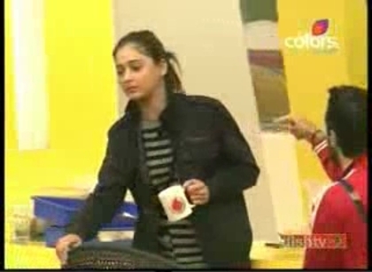 00_04_35 - sara khan 1