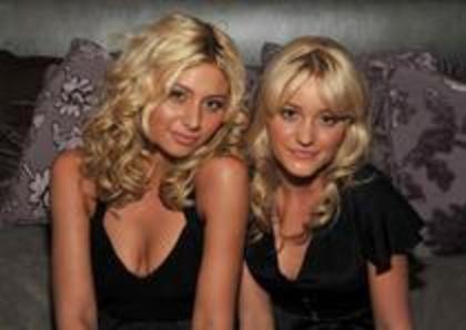  - Alyson si Amanda Michalka